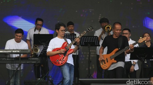 Penyanyi Malaysia Sheila Majid bersama musisi Tohpati saat tampil dalam Synchronize Fest di JIEXPO Kemayoran, Jakarta, Minggu (6/10/2024).