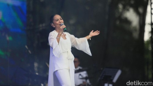 Penyanyi Malaysia Sheila Majid bersama musisi Tohpati saat tampil dalam Synchronize Fest di JIEXPO Kemayoran, Jakarta, Minggu (6/10/2024).