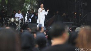 Festival musik ini menghadirkan sederet musisi Tanah Air mulai dari era 70-an, 80-an, 90-an, hingga 2000-an dengan genre musik mulai dari pop, R&B, rock & roll, blues, folk, hingga jazz.