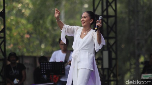 Penyanyi Malaysia Sheila Majid bersama musisi Tohpati saat tampil dalam Synchronize Fest di JIEXPO Kemayoran, Jakarta, Minggu (6/10/2024).