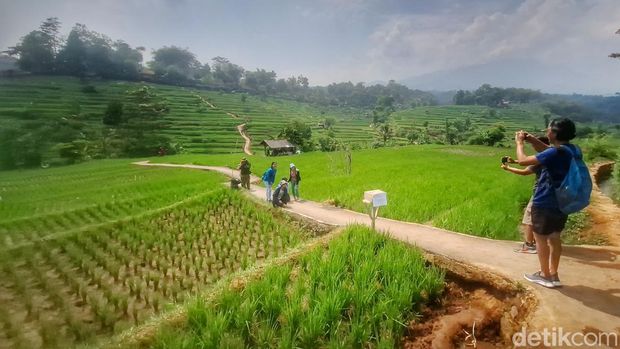 Kondisi ramainya wisata pemandangan sawah di Kecamatan Arjasari, Kabupaten Bandung.