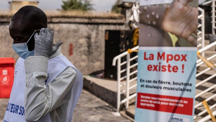 A Congolese health official administers a mpox vaccination to a medical staff, a key step in efforts to contain an outbreak that has spread from its epicentre, at a hospital in Goma, North Kivu province, Democratic Republic of Congo October 5, 2024. REUTERS/Stringer