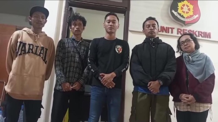 Kurir COD dan pelaku penendangan melakukan mediasi di Polsek Lowokwaru.