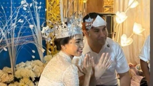 Cabup Manggarai Barat, NTT Christo Mario Y. Pranda dan Maria Caecilia Stevi Harman perlihatkan cincin tunangan seusai acara lamaran, Sabtu (5/10/2024) malam (Istimewa)