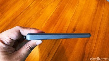 Dilengkapi dengan baterai yang dapat bertahan hingga tiga tahun, sehingga Anda tidak perlu khawatir tentang pengisian daya secara terus-menerus. Keyboard ini memiliki deretan tombol shortcut yang memudahkan akses cepat untuk mengatur volume, pemutaran media, tingkat kecerahan layar, dan lainnya. Foto: Adi Fida Rahman/detikINET