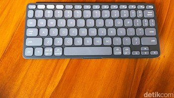 Bersamaan dengan kehadiran Combo Touch, Logitech turut merilis Keys-To-Go 2. Keyboard ini dirancang untuk berbagai perangkat, termasuk tablet, ponsel, dan laptop. Keyboard ini memiliki desain yang sangat tipis dan ringan, membuatnya mudah dibawa ke mana saja. Foto: Adi Fida Rahman/detikINET
