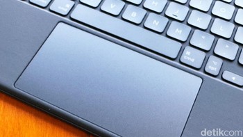 Dilengkapi dengan trackpad Multi-Touch yang lebih besar dari seri sebelumnya, sehingga mampu memastikan input dan navigasi yang cepat dan tepat. Foto: Adi Fida Rahman/detikINET