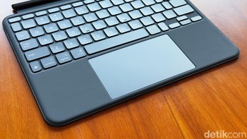 Combo Touch punya backlit keyboard dengan kecerahan lampu latar yang bisa disesuaikan. Foto: Adi Fida Rahman/detikINET