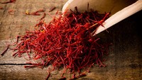 Saffron merupakan salah satu rempah Timur Tengah. Mahalnya saffron berasal dari proses pemanenannya yang sulit, karena setiap bunga hanya menghasilkan tiga helai, yang harus dipetik dengan tangan. Pada tahun 2023, saffron dijual seharga 10 USD (Rp 155 ribu) per gram. Foto: iStock/site news