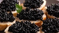 Kaviar juga salah satu bahan makanan mewah yang biasa dijadikan topping. Kaviar hitam dari ikan beluga yang paling mahal di dunia. Harganya mencapai Rp 77 juta per kilogramnya. Foto: iStock/site news