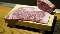 Kobe beef termasuk jenis wagyu yang berasal dari Prefektur Hyogo, Jepang. Daging ini memiliki kualitas marbling yang baik. Harga kobe beef ini sekitar 1,6 juta per 100 gramnya. Foto: iStock/site news