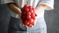 Buah anggur di Jepang juga ada yang memiliki harga fantastis. Yaitu anggur Ruby Roman yang warnanya merah ruby yang cantik dan bentuknya bulat sempurna. Pada tahun 2020, Anggur Ruby Roman ini berhasil terjual dalam sebuah lelang dengan harga 1,3 juta yen (Rp 170 juta) untuk 1 tangkai anggur. Foto: iStock/site news