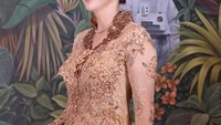 Maia Estianty mengenakan kebaya rancangan Anne Avantie. Tampilannya terlihat elegan ketika dipasangkan kain batik. Foto: Instagram maiaestiantyreal