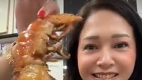 Mampir ke Rumah Makan Istana, Maia Estianty diajak kulineran oleh sang suami. Ia mencicipi kuliner Medan, termasuk udang madu yang ukurannya jumbo ini. Foto: Instagram maiaestiantyreal