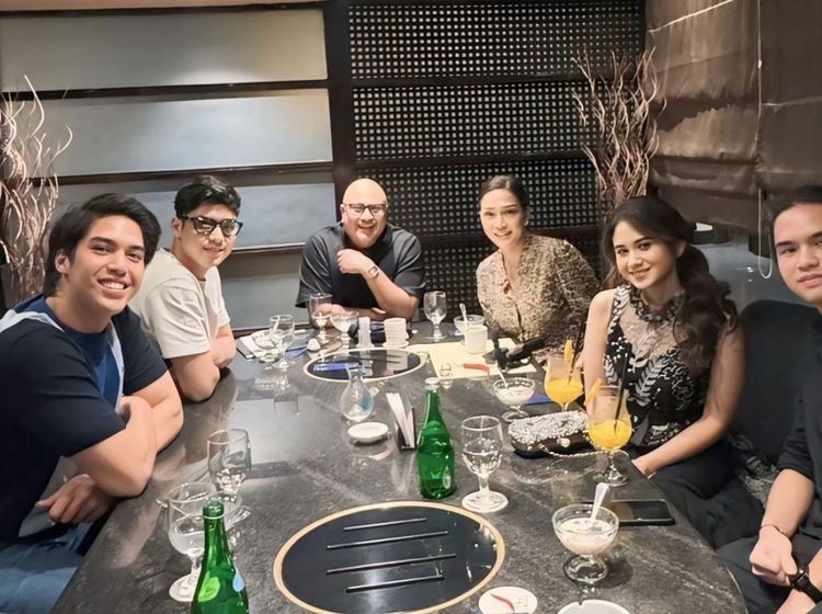 Manis! Momen Maia Estianty Kulineran Bareng Keluarga dan Sahabat