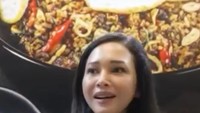 Terkenal punya banyak sahabat artis, kali ini Maia Estianty menunjukkan dukungannya untuk usaha kuliner Baim Wong. Ia mencoba sate celup yang enak. Foto: Instagram maiaestiantyreal