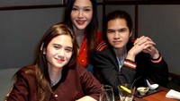 Maia Estianty senang bisa makan malam bersama anak bungsunya dan sang pacar, Tissa Biani. Kala itu mereka makan saat hari Natal berlangsung. Foto: Instagram maiaestiantyreal