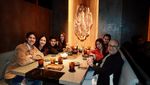 Manis! Momen Maia Estianty Kulineran Bareng Keluarga dan Sahabat