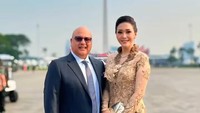 Ini potret cantik Maia Estianty berkebaya cokelat bersama sang suami, Irwan Mussry. Mereka menghadiri perayaan HUT TNI ke-79 pada 5 Oktober 2024 di Monas. Foto: Instagram maiaestiantyreal