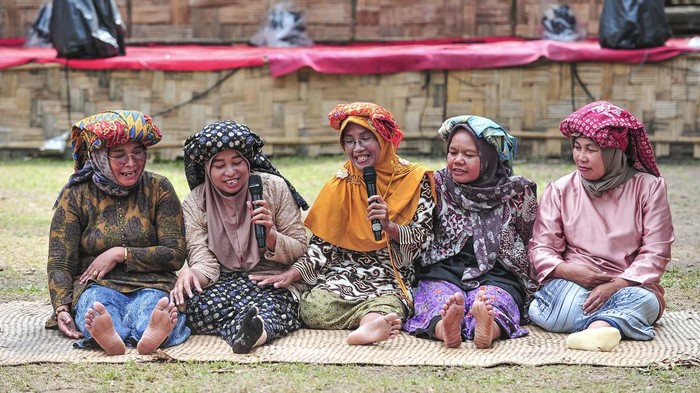 Ibu-ibu Desa Danau Lamo memainkan permainan sapu-sapu lidi pada pertunjukan permainan tradisional dalam rangkaian Festival Tabun Tawar 8 Lawang Sejerangan di kawasan wisata Lubuk Penyengat, Desa Baru, Muaro Jambi, Jambi, Minggu (6/10/2024). Kegiatan yang difasilitasi Kementerian Pendidikan dan Kebudayaan dan Kementerian Desa Pembangunan Daerah Tertinggal dan Transmigrasi dengan menampilkan beberapa permainan tradisional dari delapan desa dalam Kawasan Cagar Budaya Nasional (KCBN) Muara Jambi tersebut bertujuan melestarikan dan sekaligus mewariskan kebudayaan zaman dulu kepada generasi penerus. ANTARA FOTO/Wahdi Septiawan/aww.