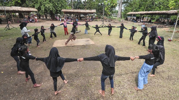 Melestarikan Permianan Tradisional di Muara Jambi Ibu-ibu Desa Danau Lamo memainkan permainan sapu-sapu lidi pada pertunjukan permainan tradisional dalam rangkaian Festival Tabun Tawar 8 Lawang Sejerangan di kawasan wisata Lubuk Penyengat, Desa Baru, Muaro Jambi, Jambi, Minggu (6/10/2024). Kegiatan yang difasilitasi Kementerian Pendidikan dan Kebudayaan dan Kementerian Desa Pembangunan Daerah Tertinggal dan Transmigrasi dengan menampilkan beberapa permainan tradisional dari delapan desa dalam Kawasan Cagar Budaya Nasional (KCBN) Muara Jambi tersebut bertujuan melestarikan dan sekaligus mewariskan kebudayaan zaman dulu kepada generasi penerus. ANTARA FOTO/Wahdi Septiawan/aww.