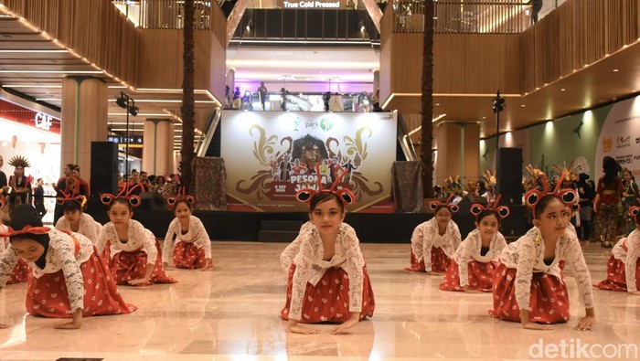 Melihat 10 Tarian Tradisional di Acara Pesona Eksotik Jawa Pesona Eksotik Jawa memukau penonton dengan tarian tradisional dalam rangka memperingati Hari Batik. Ada Tari Topeng Klana hingga Tari Semut. Pesona Eksotik Jawa digelar di The Park Pejaten, Jakarta, Minggu (6/8/2024).