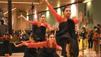 Para penari memukau penonton dengan Tari Gelang Ro’om. Tarian tradisional ini berasal dari Madura, menggambarkan keceriaan dan keanggunan melalui gerakan yang dinamis dan lincah. Dengan iringan musik khas dan penggunaan gelang yang berkilauan, Tari Gelang Rom menggambarkan interaksi sosial dan kebersamaan, serta nilai-nilai keindahan dalam budaya Madura. Penampilan ini menjadi salah satu highlight acara, mengajak masyarakat untuk lebih mengenal dan melestarikan warisan budaya Indonesia.  