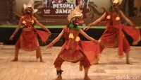 Di tengah acara Pesona Eksotik Jawa, penari membawakan Tari Topeng Bapang. Tari Topeng Bapang, yang berasal dari Malang, Jawa Timur, menggambarkan karakter tokoh Bapang yang penuh keberanian dan ambisi. Tarian ini dikenal dengan gerakan kuat dan ekspresif, serta diiringi oleh musik gamelan yang energik. Tari ini sering ditampilkan dalam pertunjukan tradisional untuk menghidupkan kisah-kisah legendaris dari Jawa.  