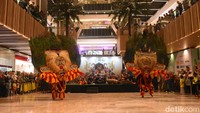 Reog Ponorogo, tarian tradisional ini menggambarkan keberanian dan semangat perjuangan, dengan sosok utama yakni Singo Barong yang menjulang tinggi. Melalui gerakan yang energik dan atraktif, Tari Reog mengisahkan cerita tentang pertempuran antara Singo Barong dan jagoan lokal, dengan iringan musik gamelan yang menggugah semangat. Tarian ini tidak hanya menghibur, tetapi juga melestarikan budaya dan tradisi masyarakat Ponorogo, memperkenalkan keindahan warisan budaya Indonesia kepada khalayak luas.  