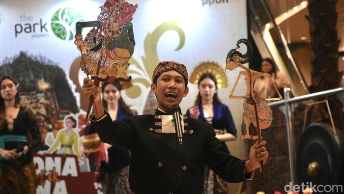 Melihat 10 Tarian Tradisional di Acara Pesona Eksotik Jawa Pesona Eksotik Jawa memukau penonton dengan tarian tradisional dalam rangka memperingati Hari Batik. Ada Tari Topeng Klana hingga Tari Semut. Pesona Eksotik Jawa digelar di The Park Pejaten, Jakarta, Minggu (6/8/2024).