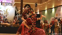 Dalam acara Pesona Eksotik Jawa di The Park Pejaten, Jakarta, Minggu (6/10/2024), menyuguhkan Tari Topeng Klana. Tarian khas Cirebon ini menggambarkan raja yang terjebak dalam ambisi dan emosi yang besar, ditampilkan dengan gerakan dinamis dan topeng berwajah garang. Acara ini menjadi bagian dari upaya melestarikan budaya tradisional Jawa Barat dan memperkenalkannya kepada masyarakat luas.