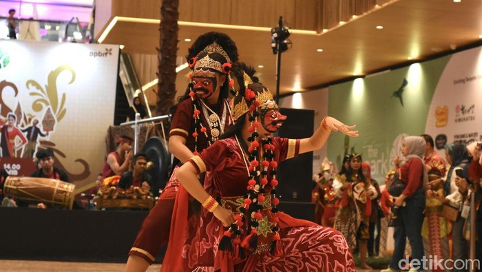 Melihat 10 Tarian Tradisional di Acara Pesona Eksotik Jawa Pesona Eksotik Jawa memukau penonton dengan tarian tradisional dalam rangka memperingati Hari Batik. Ada Tari Topeng Klana hingga Tari Semut. Pesona Eksotik Jawa digelar di The Park Pejaten, Jakarta, Minggu (6/8/2024).