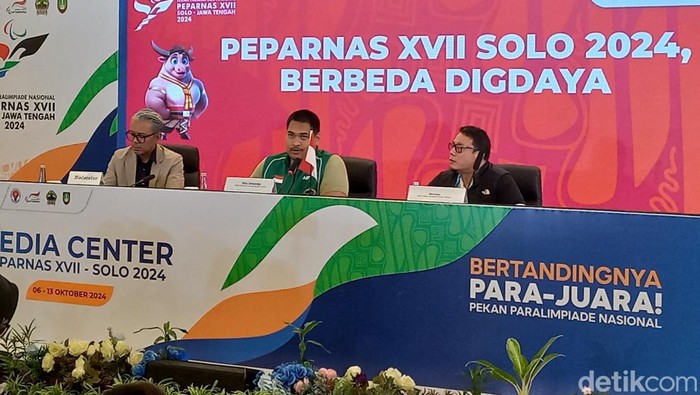 Menteri Pemuda dan Olahraga Republik Indonesia (Menpora RI) Dito Ariotedjo (tengah), saat konferensi pers di Hotel The Royal Surakarta Heritage, Kota Solo, Minggu (6/10/2024)