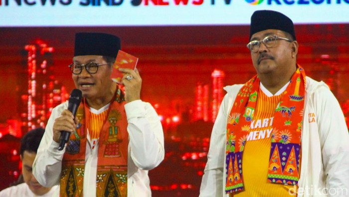 Debat Pilgub Jakarta 2024 memasuki segmen pertanyaan yang diajukan dari dan untuk pasangan cagub-cawagub. Mereka saling menanggapi pertanyaan yang diberikan.