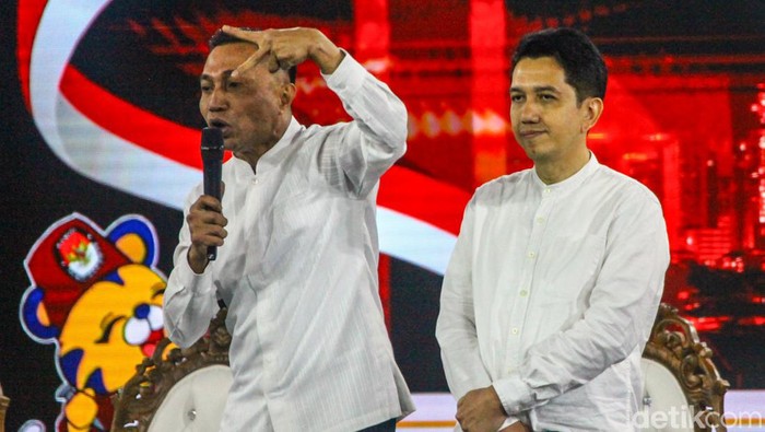 Debat Pilgub Jakarta 2024 memasuki segmen pertanyaan yang diajukan dari dan untuk pasangan cagub-cawagub. Mereka saling menanggapi pertanyaan yang diberikan, Minggu (6/10/2024).