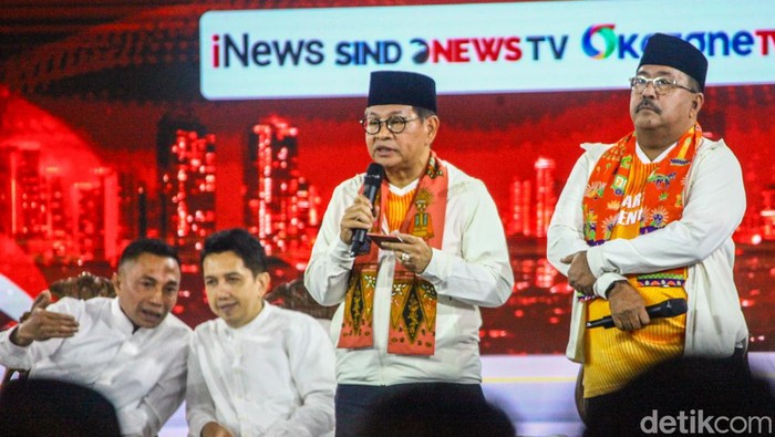 Debat Pilgub Jakarta 2024 memasuki segmen pertanyaan yang diajukan dari dan untuk pasangan cagub-cawagub. Mereka saling menanggapi pertanyaan yang diberikan, Minggu (6/10/2024).