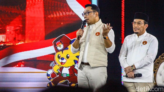 Debat Pilgub Jakarta 2024 memasuki segmen pertanyaan yang diajukan dari dan untuk pasangan cagub-cawagub. Mereka saling menanggapi pertanyaan yang diberikan, Minggu (6/10/2024).