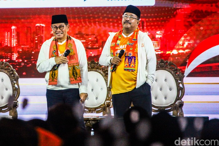 Dua pasangan calon Pilgub Jakarta 2024, Pramono Anung-Rano Karno (Doel) dan Dharma Pongrekun-Kun Wardana saling melempar argumen saat debat. Usai sesi habis, Doel mengipasi Pramono, Minggu (6/10/2024).