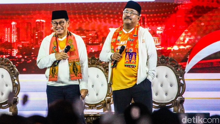 Dua pasangan calon Pilgub Jakarta 2024, Pramono Anung-Rano Karno (Doel) dan Dharma Pongrekun-Kun Wardana saling melempar argumen saat debat. Usai sesi habis, Doel mengipasi Pramono, Minggu (6/10/2024).