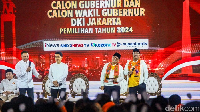 Dua pasangan calon Pilgub Jakarta 2024, Pramono Anung-Rano Karno (Doel) dan Dharma Pongrekun-Kun Wardana saling melempar argumen saat debat. Usai sesi habis, Doel mengipasi Pramono, Minggu (6/10/2024).