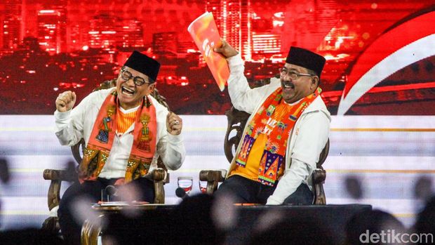 Dua pasangan calon Pilgub Jakarta 2024, Pramono Anung-Rano Karno (Doel) dan Dharma Pongrekun-Kun Wardana saling melempar argumen saat debat. Usai sesi habis, Doel mengipasi Pramono, Minggu (6/10/2024).