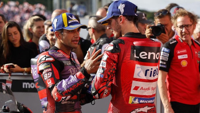 MotoGP - Japanese Grand Prix - Mobility Resort Motegi, Motegi, Japan - October 6, 2024 Ducati Lenovo Teams Francesco Bagnaia celebrates after winning the Japanese Grand Prix with second placed Prima Pramac Racings Jorge Martin REUTERS/Kim Kyung-Hoon