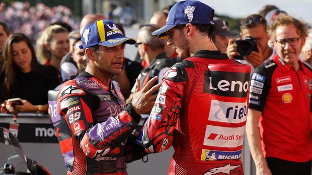 MotoGP - Japanese Grand Prix - Mobility Resort Motegi, Motegi, Japan - October 6, 2024 Ducati Lenovo Team's Francesco Bagnaia celebrates after winning the Japanese Grand Prix with second placed Prima Pramac Racing's Jorge Martin REUTERS/Kim Kyung-Hoon