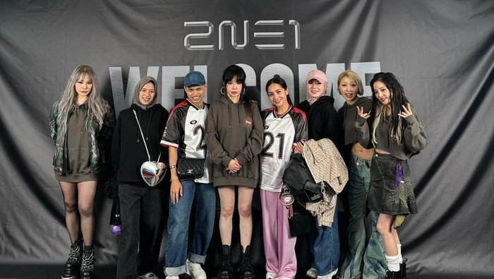 Nagita Slavina mendapatkan protes usai posisi foto dengan 2NE1 disorot.