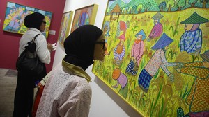 Seorang pengunjung menikmati lukisan The Harvest tentang ibu-ibu petani di sawah karya Oliver (Ollie). Ari Saputra/detikcom