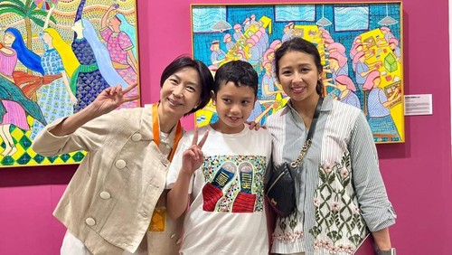 Aneesha Atheera Uno dan Sulaiman Saladdin Uno, putri sulung dan bungsu Menteri Pariwisata Sandiaga Uno berpose bersama Sinhwi Halim dengan latar dua lukisan karya Oliver: Dance to Freedom dan Kretek Rollers.