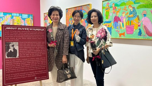 Rina Ciputra Sastrawinata (ujung kiri), Presiden Direktur Ciputra Artpreneur, yang pertama kali mengajak Ollie pameran di Ciputra Artpreneur pada 2019, mampir ke booth e17 pada Sabtu (5/10/2024).