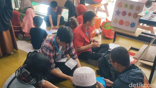 Pameran dan Konvensi Origami Indonesia di Bandung.