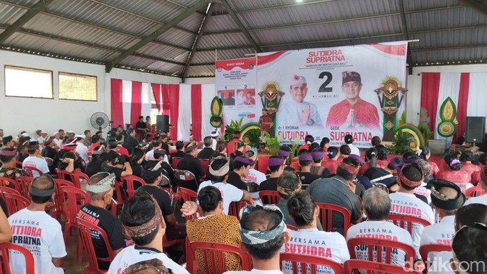 Paslon Pilbup Buleleng nomor urut dua, I Nyoman Sutjidra-Gede Supriatna berkampanye di Desa Selat, Kecamatan Sukasada, Minggu (6/10/2024). (Istimewa)