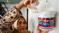 Wali Kota Jakarta Barat Uus Kuswanto mengatakan bahwa ada 1.185 ember berisi telur nyamuk Aaedes aegypti ber-wolbachia yang dibagikan kepada warga. 